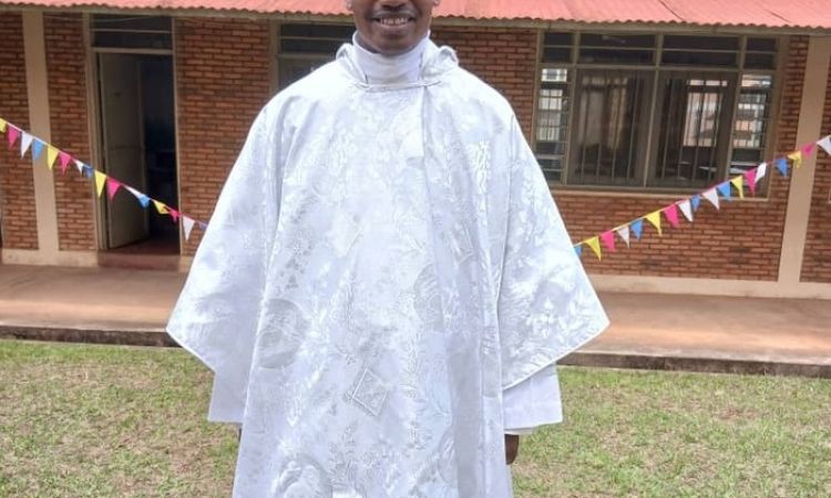 KIRYAMA : L'ABBE PHILIBERT NTIBITANGIRA   BOUCLE SON  JUBILE D'ARGENT  